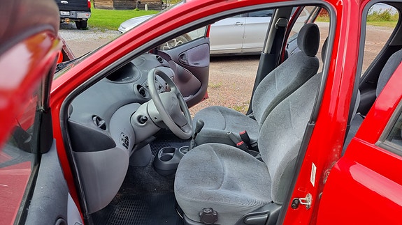Toyota Yaris 5 of 13