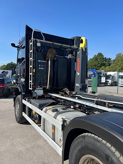 Mercedes Arocs 3251 Tridem Lastväxlare, Fullt Plogutrustad 9 of 12