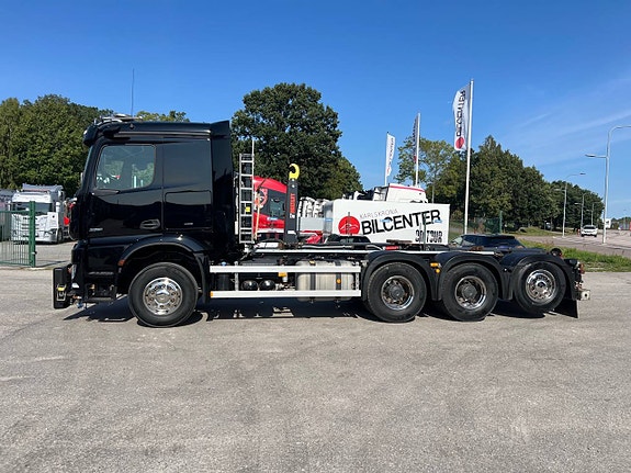 Mercedes Arocs 3251 Tridem Lastväxlare, Fullt Plogutrustad 2 of 12