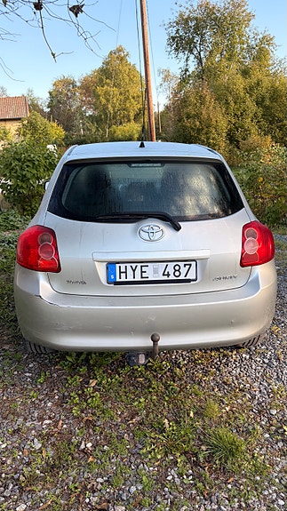 Toyota Auris 2 of 5