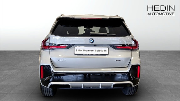 BMW iX1 7 of 12