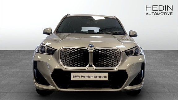 BMW iX1 8 of 12