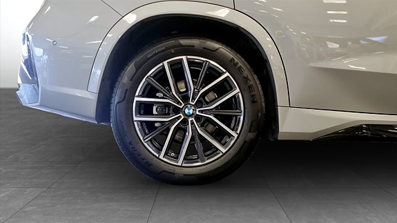 BMW iX1 9 of 12