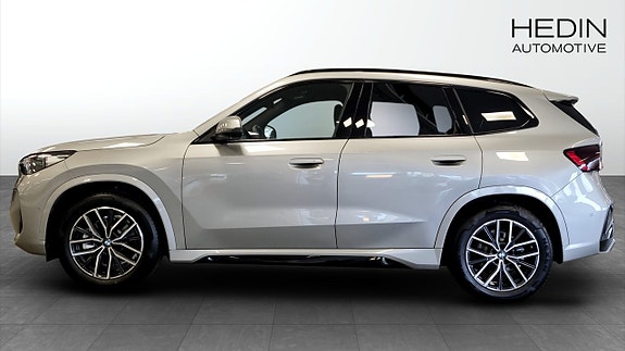 BMW iX1 6 of 12