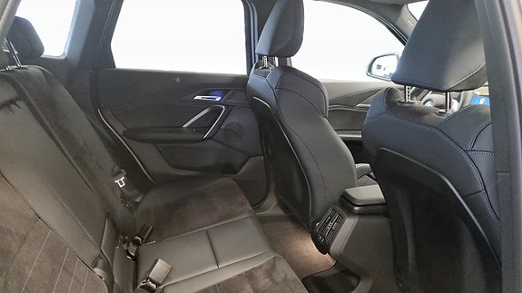 BMW iX1 5 of 12