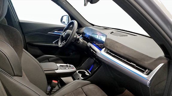 BMW iX1 3 of 12