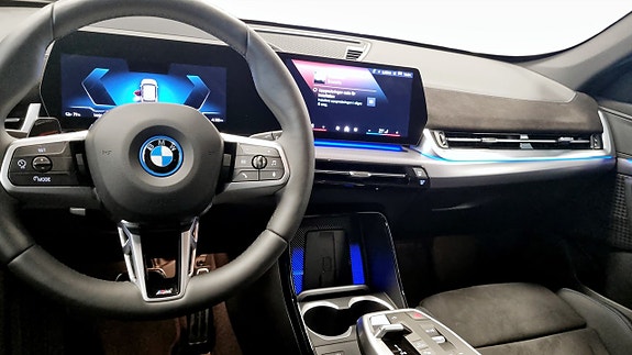 BMW iX1 4 of 12