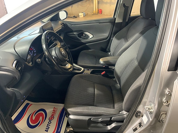 Toyota Yaris 8 of 25