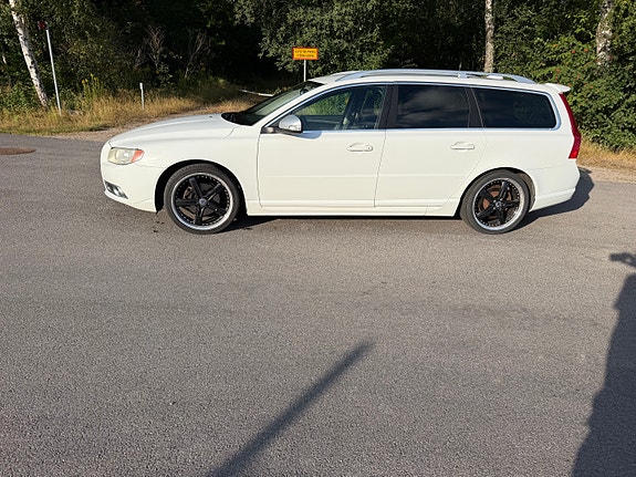 Volvo V70 3 of 7