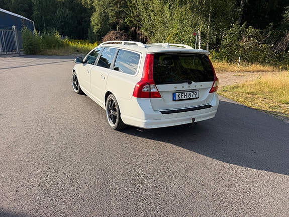 Volvo V70 2 of 7