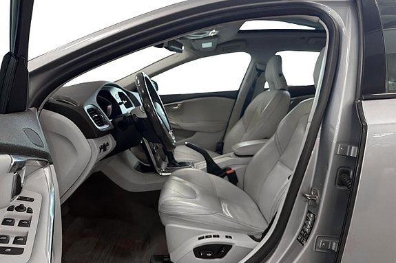 Volvo V40 Cross Country 13 of 19
