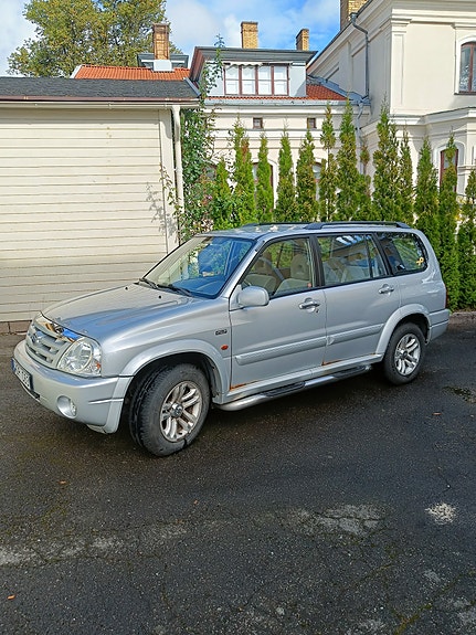 Suzuki Grand Vitara 2 of 4