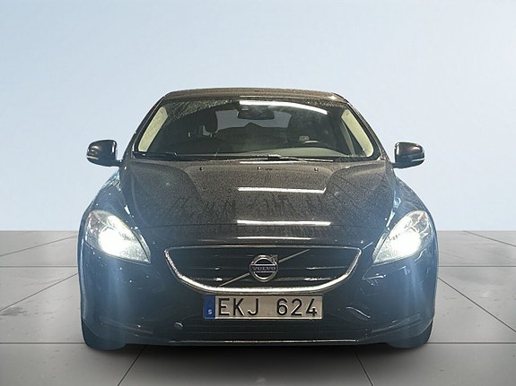 Volvo V40 2 of 18