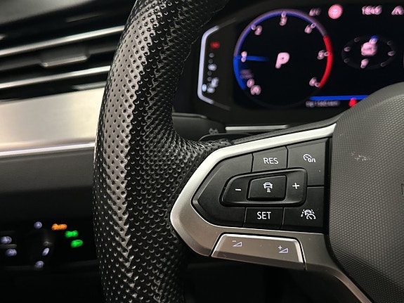 Volkswagen Passat Alltrack 13 of 30