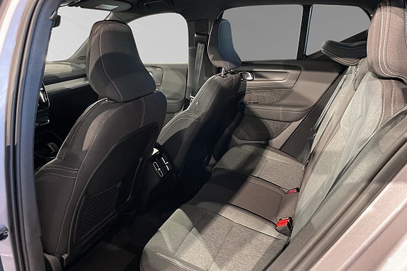 Volvo XC40 8 of 15