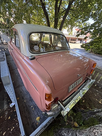 Ford Anglia 3 of 11