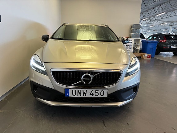 Volvo V40 Cross Country 2 of 13