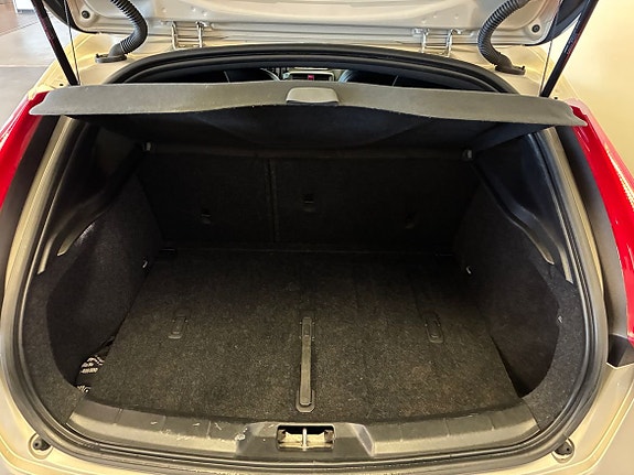 Volvo V40 Cross Country 8 of 13