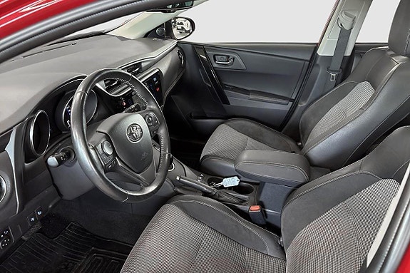 Toyota Auris 7 of 13