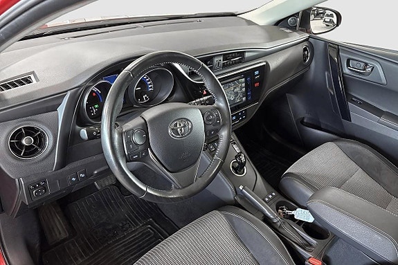 Toyota Auris 8 of 13