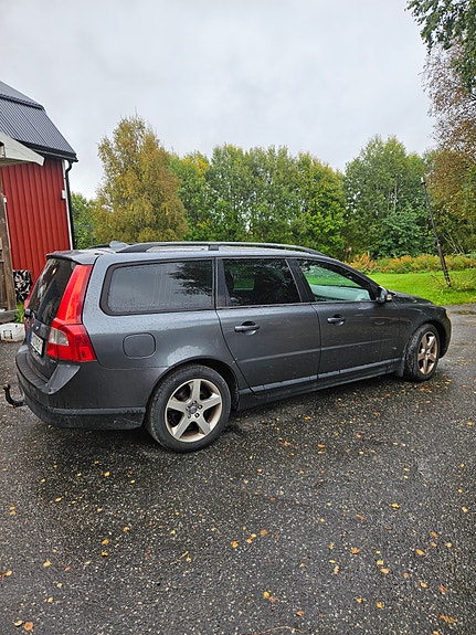 Volvo V70 2 of 4