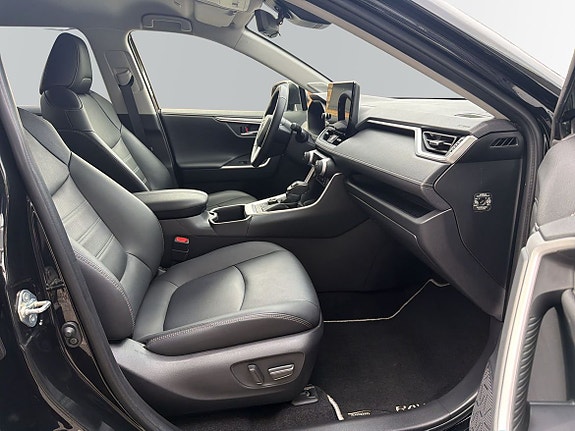 Toyota RAV4 9 of 17