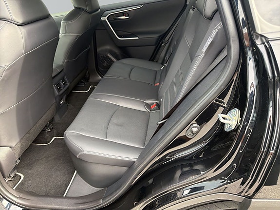 Toyota RAV4 10 of 17