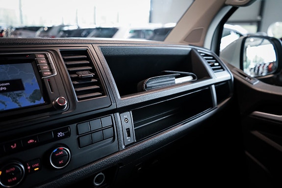 Volkswagen Caravelle 16 of 27