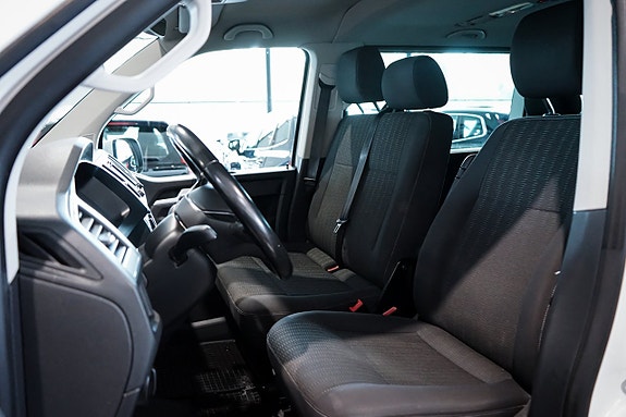 Volkswagen Caravelle 23 of 27