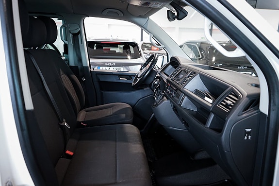 Volkswagen Caravelle 22 of 27