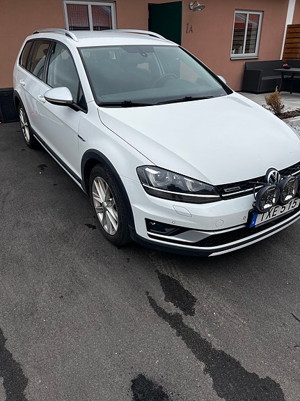 Volkswagen Golf Alltrack 2 of 13