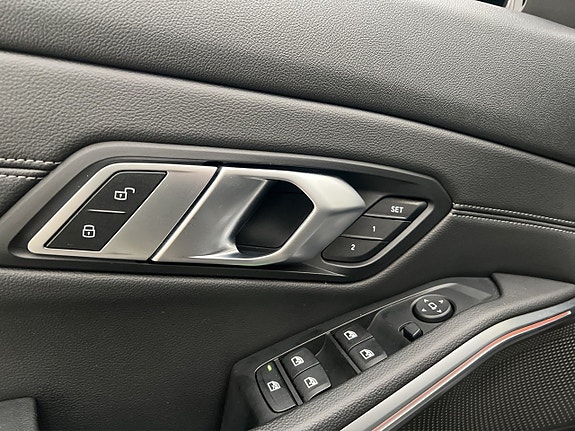 BMW 330i 23 of 30
