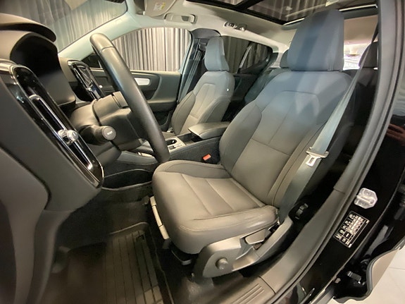 Volvo XC40 7 of 30