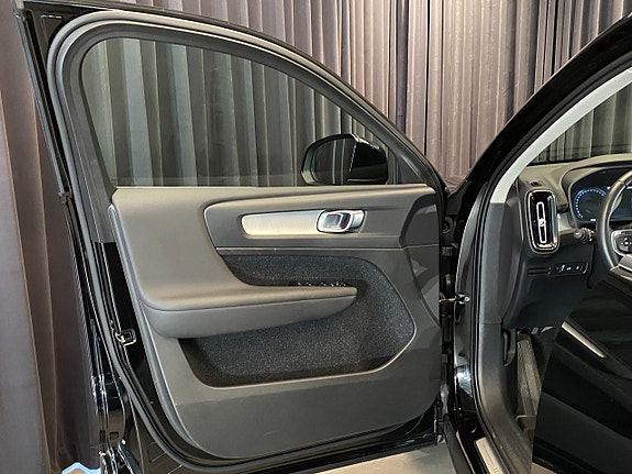 Volvo XC40 12 of 30