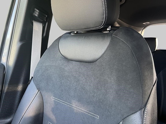 Mercedes-Benz GLA250 e 14 of 17
