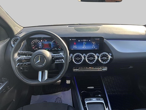 Mercedes-Benz GLA250 e 8 of 17