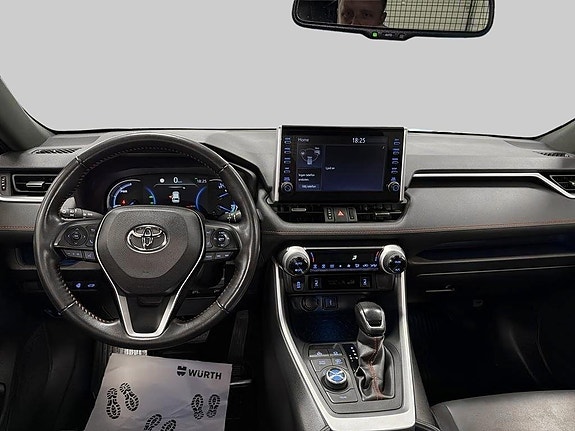 Toyota RAV4 8 of 12