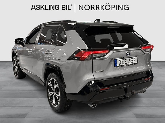 Toyota RAV4 2 of 12