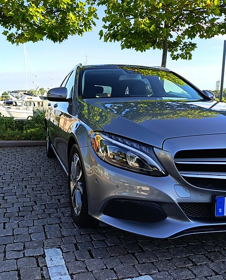 Mercedes-Benz C220 2 of 14