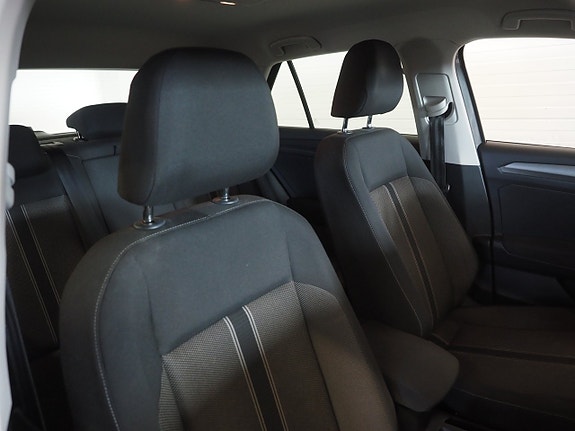 Volkswagen T-Roc 11 of 21