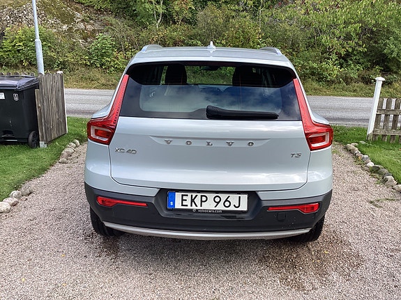 Volvo XC40 2 of 17