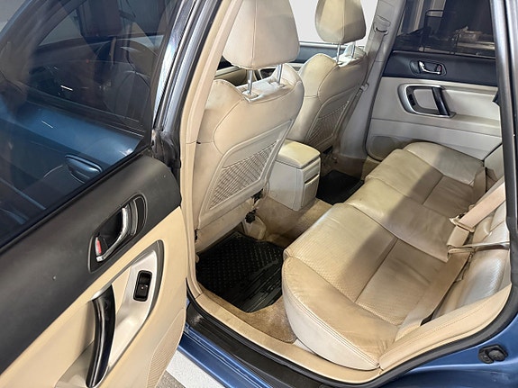Subaru Legacy 11 of 18