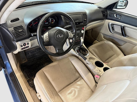 Subaru Legacy 9 of 18