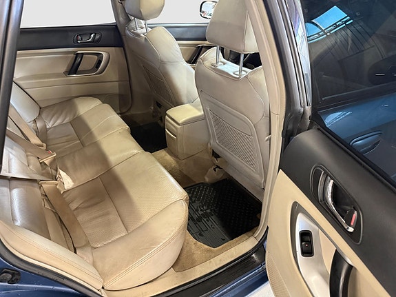 Subaru Legacy 15 of 18