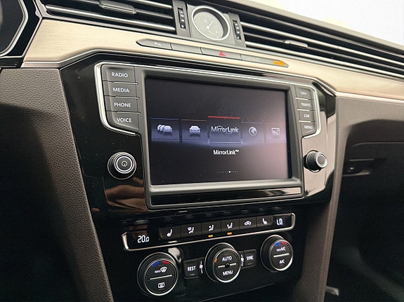 Volkswagen Passat 18 of 25