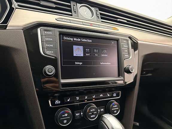 Volkswagen Passat 19 of 25