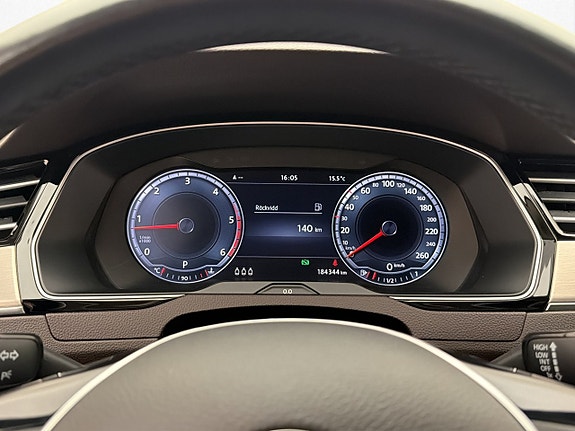 Volkswagen Passat 13 of 25