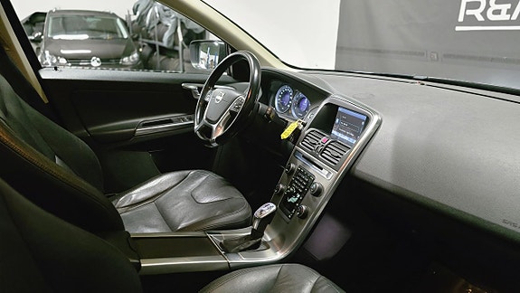 Volvo XC60 11 of 27
