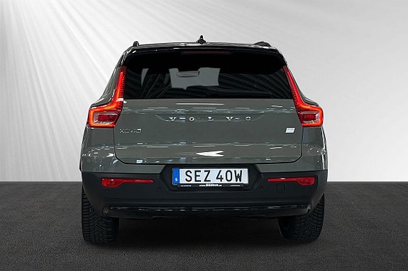 Volvo XC40 2 of 17