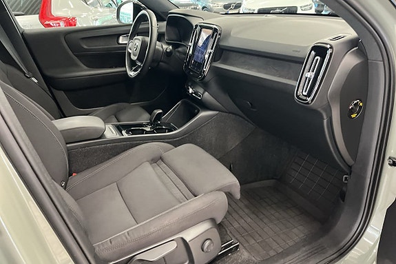Volvo XC40 8 of 17